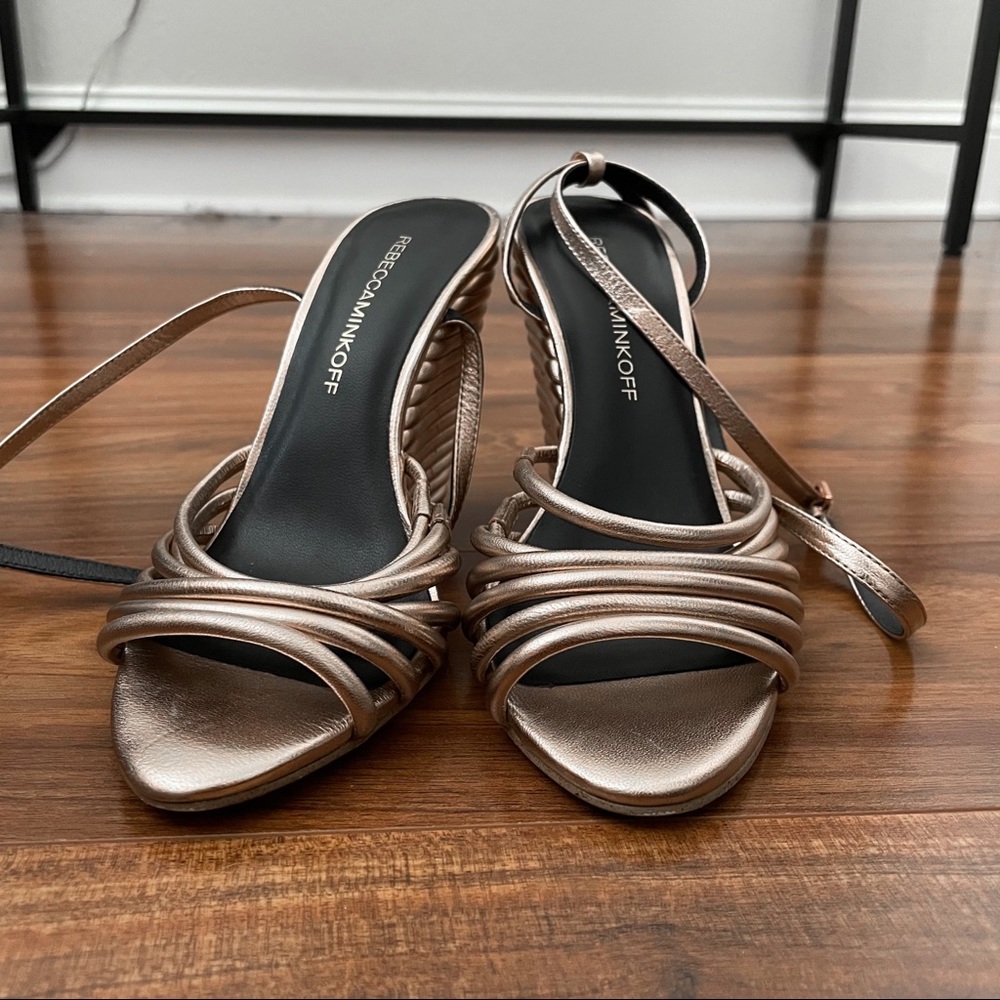 Metallic wedge